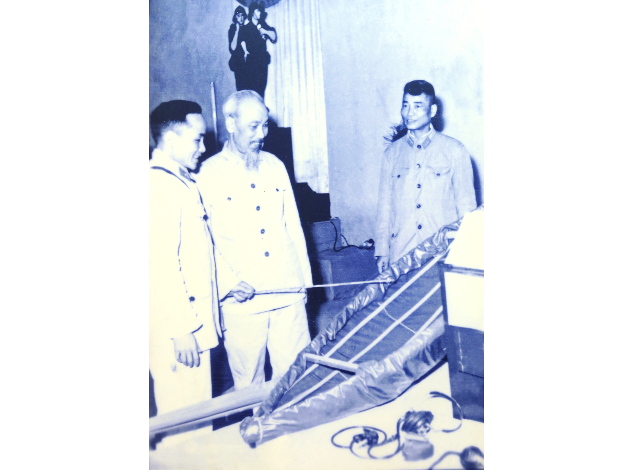 Bác Hồ thăm gian trưng bày của Bộ đội Thông tin tại Triển lãm sáng kiến cải tiến kỹ thuật toàn quân, năm 1961