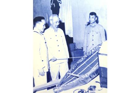 Bác Hồ thăm gian trưng bày của Bộ đội Thông tin tại Triển lãm sáng kiến cải tiến kỹ thuật toàn quân, năm 1961