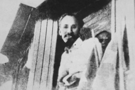 Bác Hồ từ Pháp về nước, Bác đi tàu hỏa từ Hải Phòng về Hà Nội, trên tàu có đặt máy điện thoại để phục vụ Bác, năm 1946