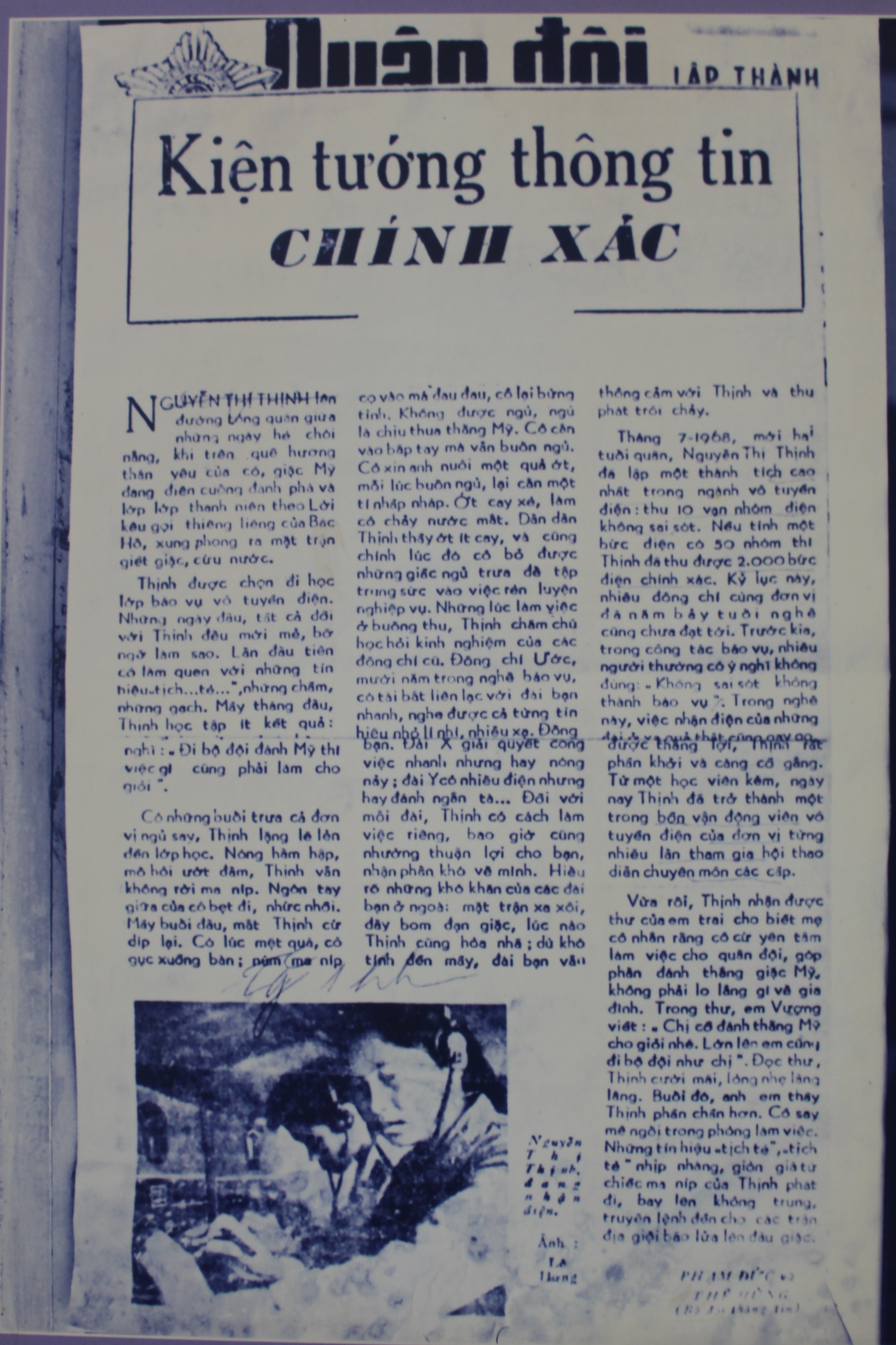Bài báo “Kiện tướng chính xác” có bút tích của Bác “Tặng 1 huy hiệu” cho chiến sĩ thông tin Nguyễn Thị Thịnh, năm 1968