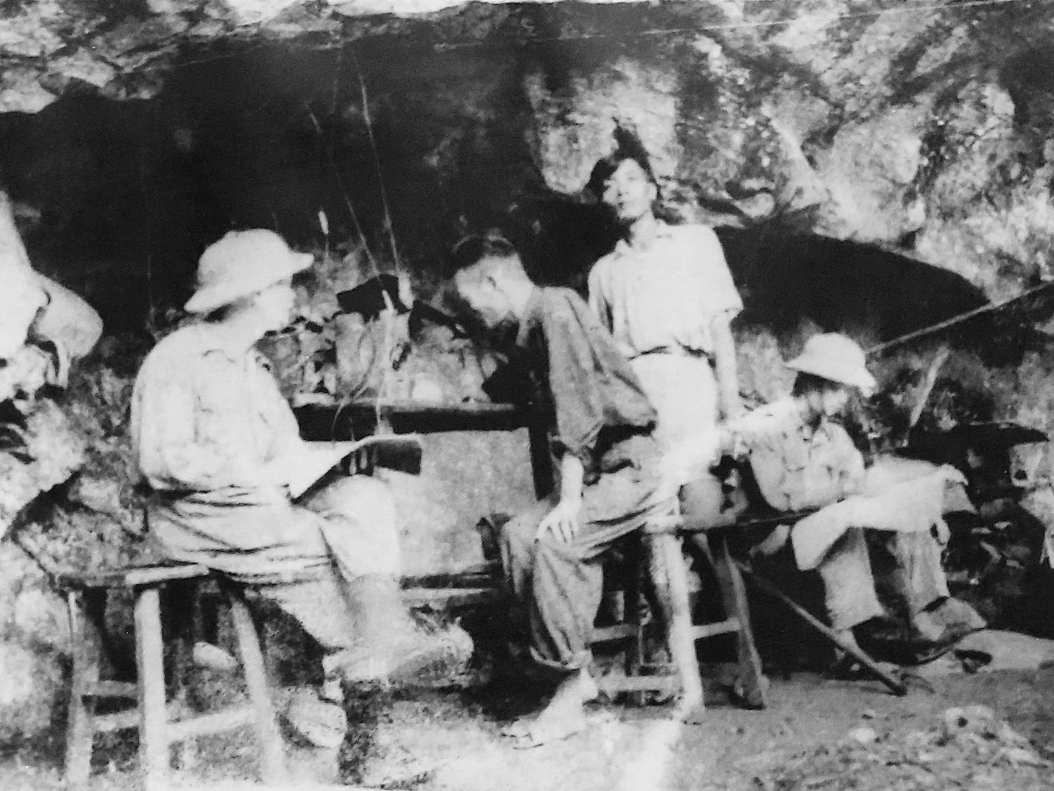 Đại  tướng Võ Nguyên Giáp, Tổng Tư lệnh Quân đội nhân dân Việt Nam nghe đồng chí Hoàng Đạo Thúy, Trưởng ban Thông tin chiến dịch báo cáo về công tác tổ chức thông tin liên lạc trong Chiến dịch Biên Giới, năm 1950