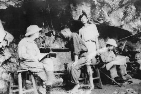 Đại  tướng Võ Nguyên Giáp, Tổng Tư lệnh Quân đội nhân dân Việt Nam nghe đồng chí Hoàng Đạo Thúy, Trưởng ban Thông tin chiến dịch báo cáo về công tác tổ chức thông tin liên lạc trong Chiến dịch Biên Giới, năm 1950