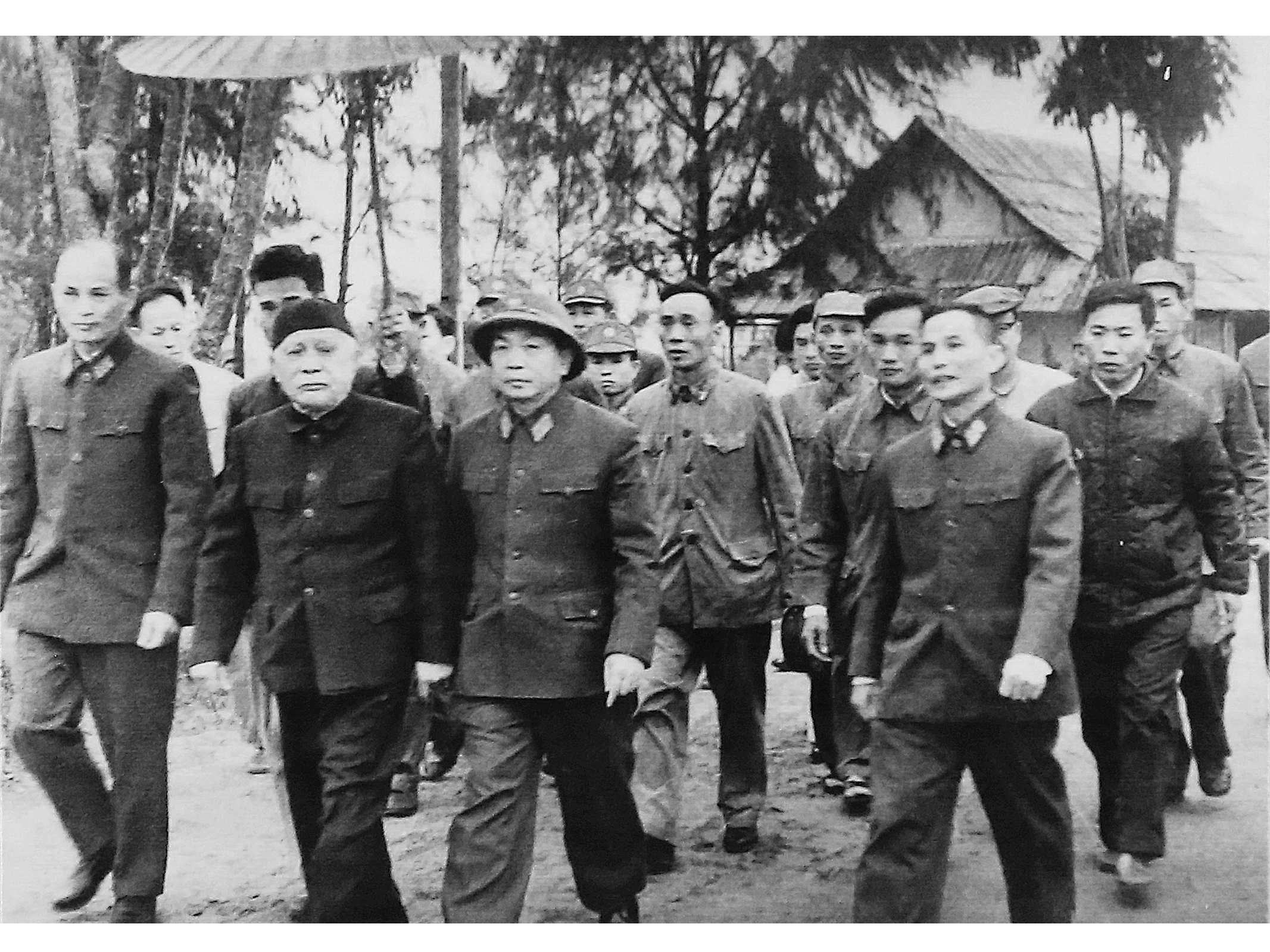 Chủ tịch nước Việt Nam Dân chủ Cộng hòa Tôn Đức Thắng và Đại tướng Võ Nguyên Giáp, Bộ trưởng Bộ Quốc phòng thăm Bộ đội Thông tin liên lạc, năm 1972