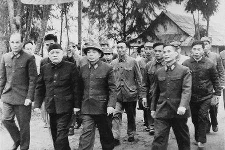 Chủ tịch nước Việt Nam Dân chủ Cộng hòa Tôn Đức Thắng và Đại tướng Võ Nguyên Giáp, Bộ trưởng Bộ Quốc phòng thăm Bộ đội Thông tin liên lạc, năm 1972