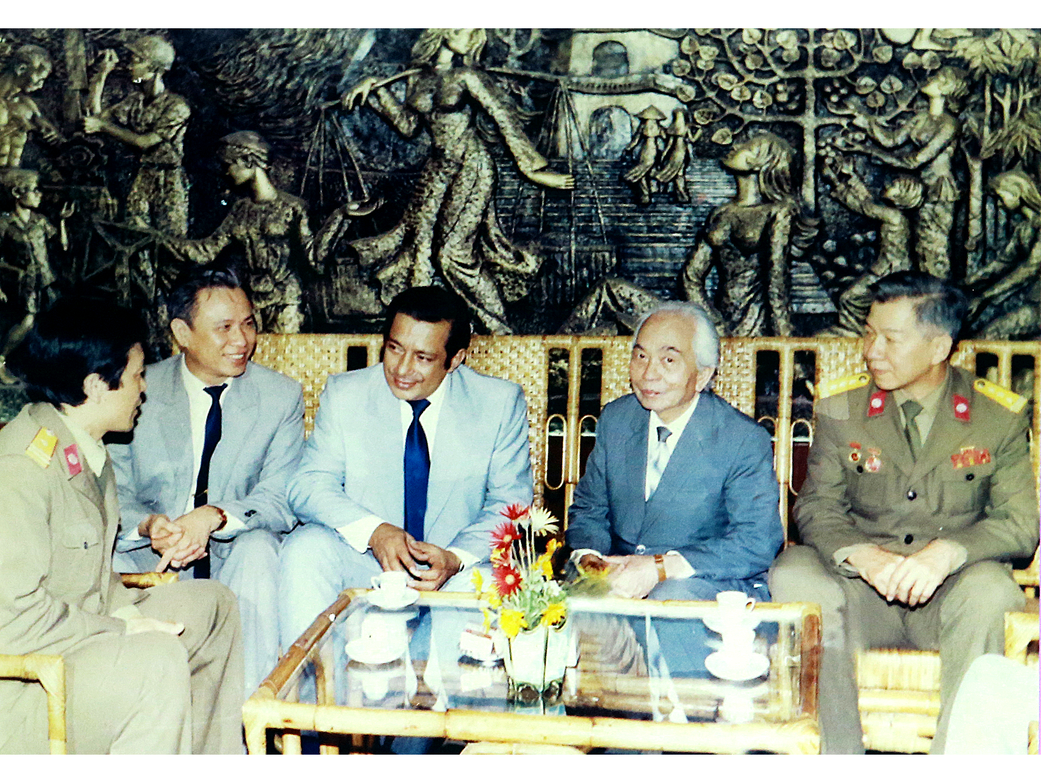 Đại tướng Võ Nguyên Giáp, nguyên Bộ trưởng Bộ Quốc phòng cùng lãnh đạo, chỉ huy Binh chủng trao đổi với Bộ trưởng Bộ Bưu điện Cu Ba về triển khai xây dựng tuyến viễn thông Hà Nội - Đà Nẵng, ngày 17/3/1989