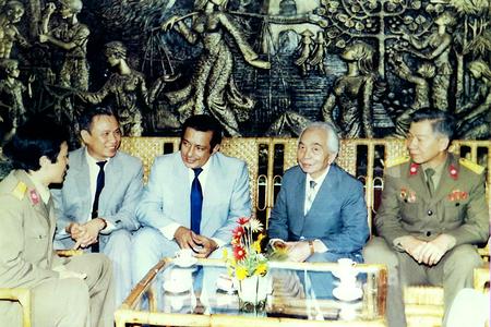 Đại tướng Võ Nguyên Giáp, nguyên Bộ trưởng Bộ Quốc phòng cùng lãnh đạo, chỉ huy Binh chủng trao đổi với Bộ trưởng Bộ Bưu điện Cu Ba về triển khai xây dựng tuyến viễn thông Hà Nội - Đà Nẵng, ngày 17/3/1989
