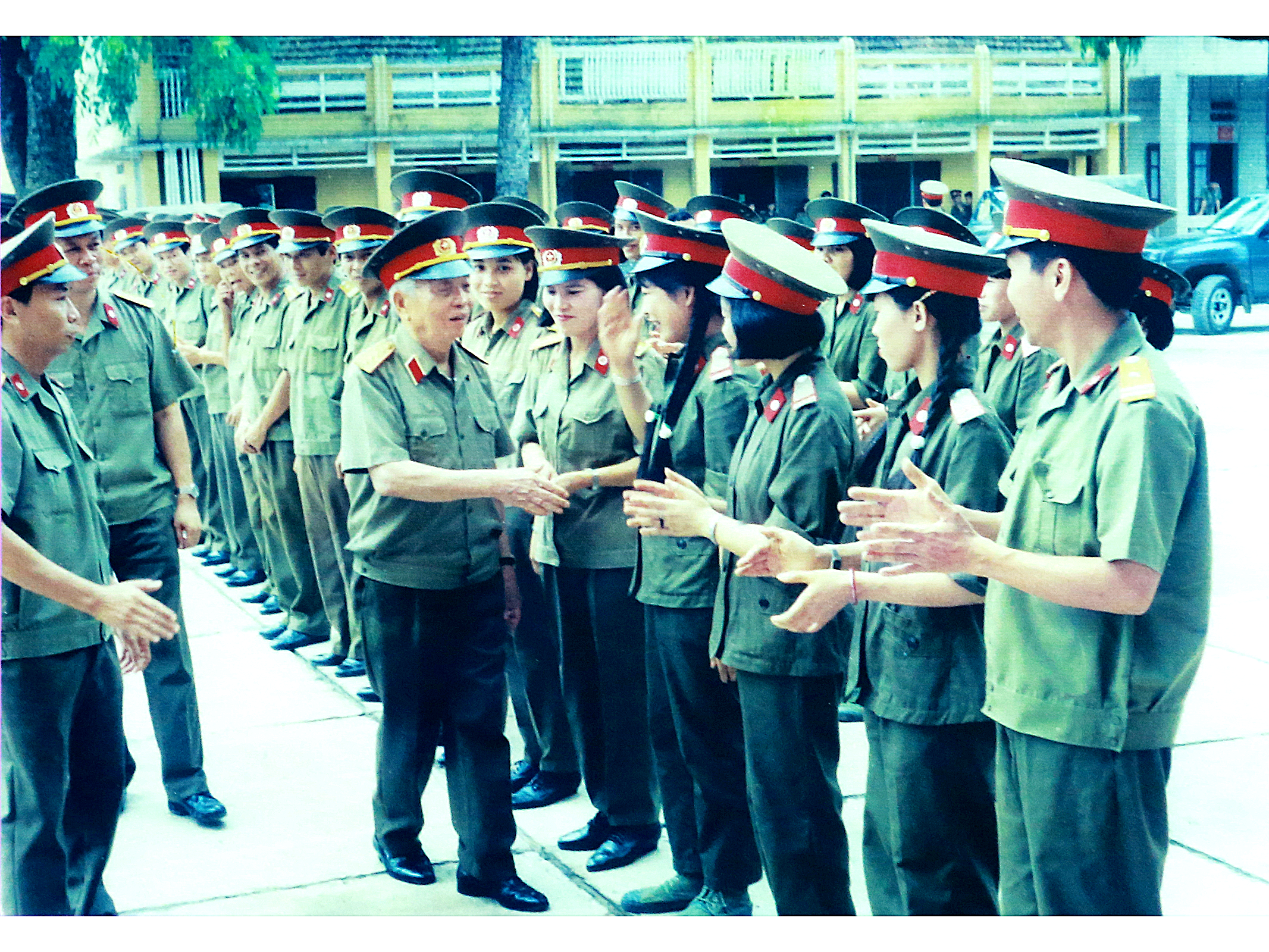 Đại tướng Võ Nguyên Giáp, nguyên Bộ trưởng Bộ Quốc phòng thăm Bộ đội Thông tin liên lạc, năm 1995