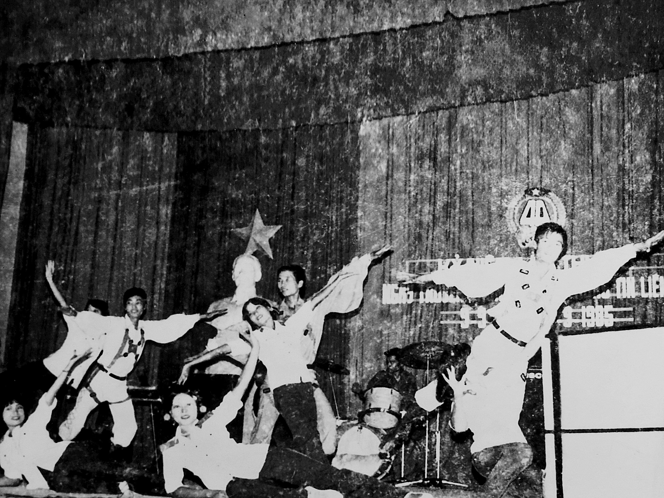 Chương trình văn nghệ của Đội nghệ thuật quần chúng Binh chủng, chào mừng kỷ niệm 40 năm Ngày truyền thống Bộ đội Thông tin liên lạc (09/9/1945 - 09/9/1985)