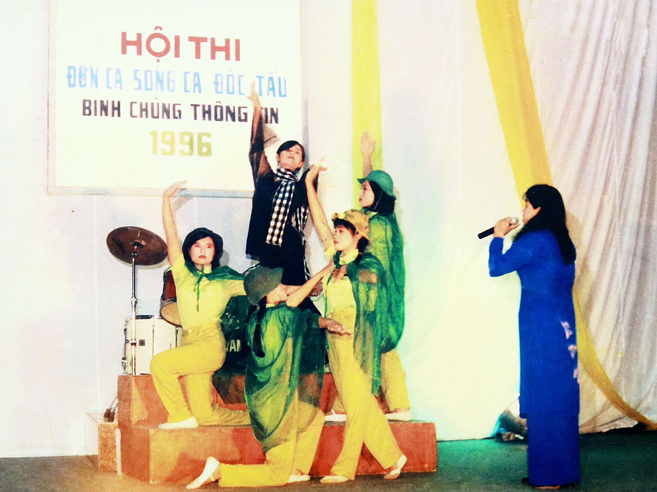 Đơn ca nữ  “Huyền thoại mẹ” của Đội nghệ thuật quần chúng Binh chủng đạt giải A trong Hội thi “Đơn ca, song ca, độc tấu” do Binh chủng Thông tin liên lạc tổ chức, năm 1996