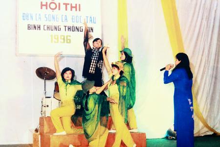 Đơn ca nữ  “Huyền thoại mẹ” của Đội nghệ thuật quần chúng Binh chủng đạt giải A trong Hội thi “Đơn ca, song ca, độc tấu” do Binh chủng Thông tin liên lạc tổ chức, năm 1996