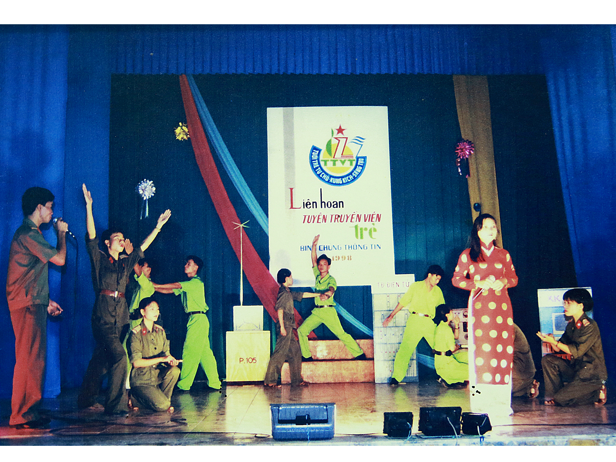 Đội nghệ thuật quần chúng Lữ đoàn 205 đạt giải xuất sắc tại Liên hoan tuyên truyền viên trẻ do Binh chủng Thông tin liên lạc tổ chức, năm 1998