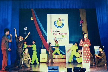 Đội nghệ thuật quần chúng Lữ đoàn 205 đạt giải xuất sắc tại Liên hoan tuyên truyền viên trẻ do Binh chủng Thông tin liên lạc tổ chức, năm 1998