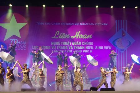 Tiết mục Liên khúc hát múa “Bài ca Bộ đội Thông tin” của Đội Nghệ thuật quần chúng Binh chủng Thông tin liên lạc đoạt giải Xuất sắc trong Liên hoan Nghệ thuật lực lượng vũ trang và thanh niên, sinh viên lần thứ VIII, ngày 30/7/2015