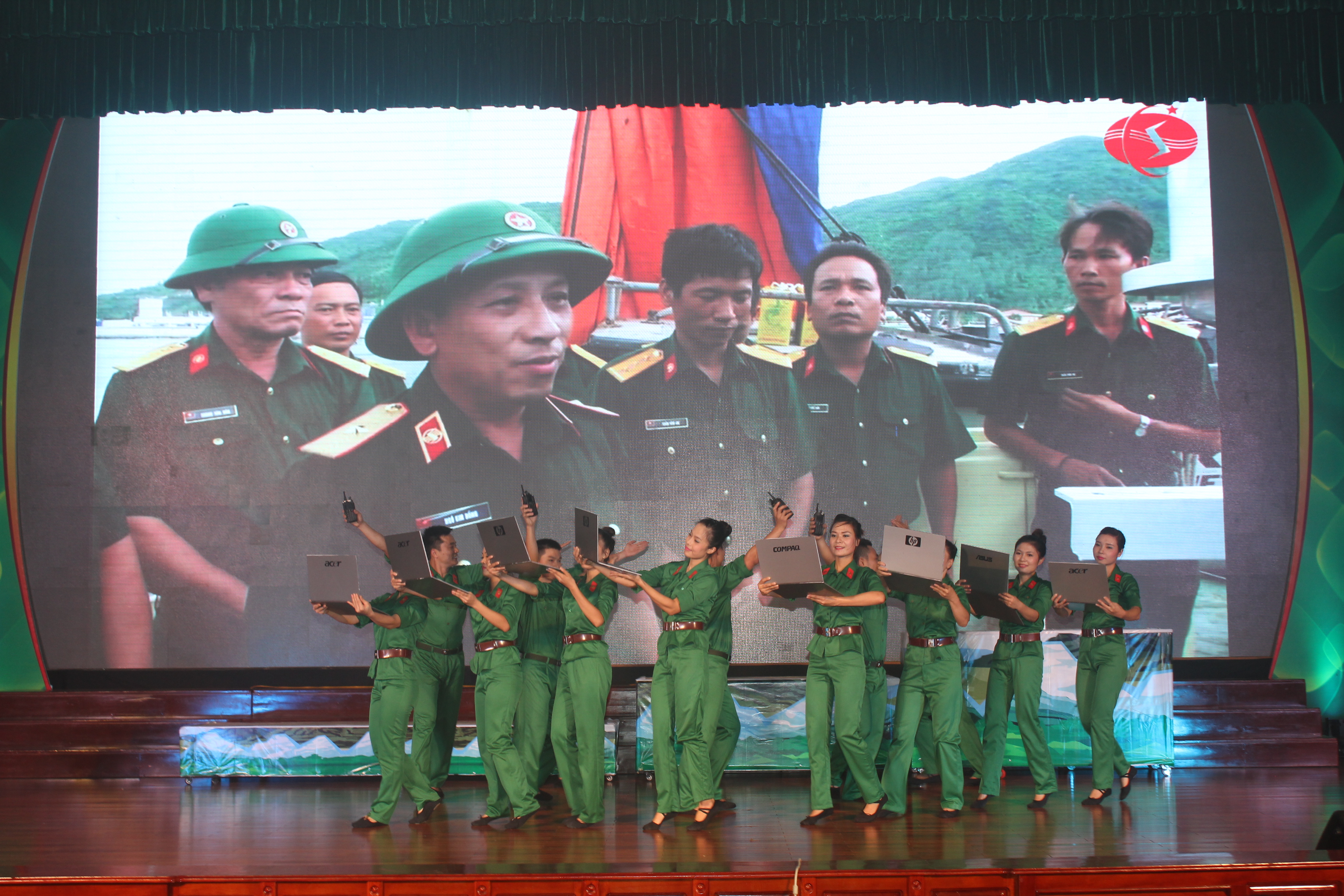 Tiết mục múa: “Bộ đội Thông tin trong thời kỳ mới” của Đội tuyên truyền viên trẻ Binh chủng Thông tin liên lạc biểu diễn tại Liên hoan Tuyên truyền viên trẻ toàn quân khu vực phía Nam, ngày 13 - 14/10/2015