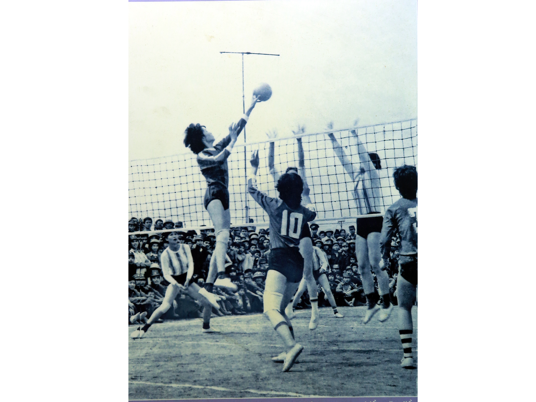 Đội bóng chuyền nữ Bộ Tư lệnh Thông tin liên lạc liên tục trong nhiều năm liền đoạt chức vô địch giải bóng chuyền nữ toàn quốc.