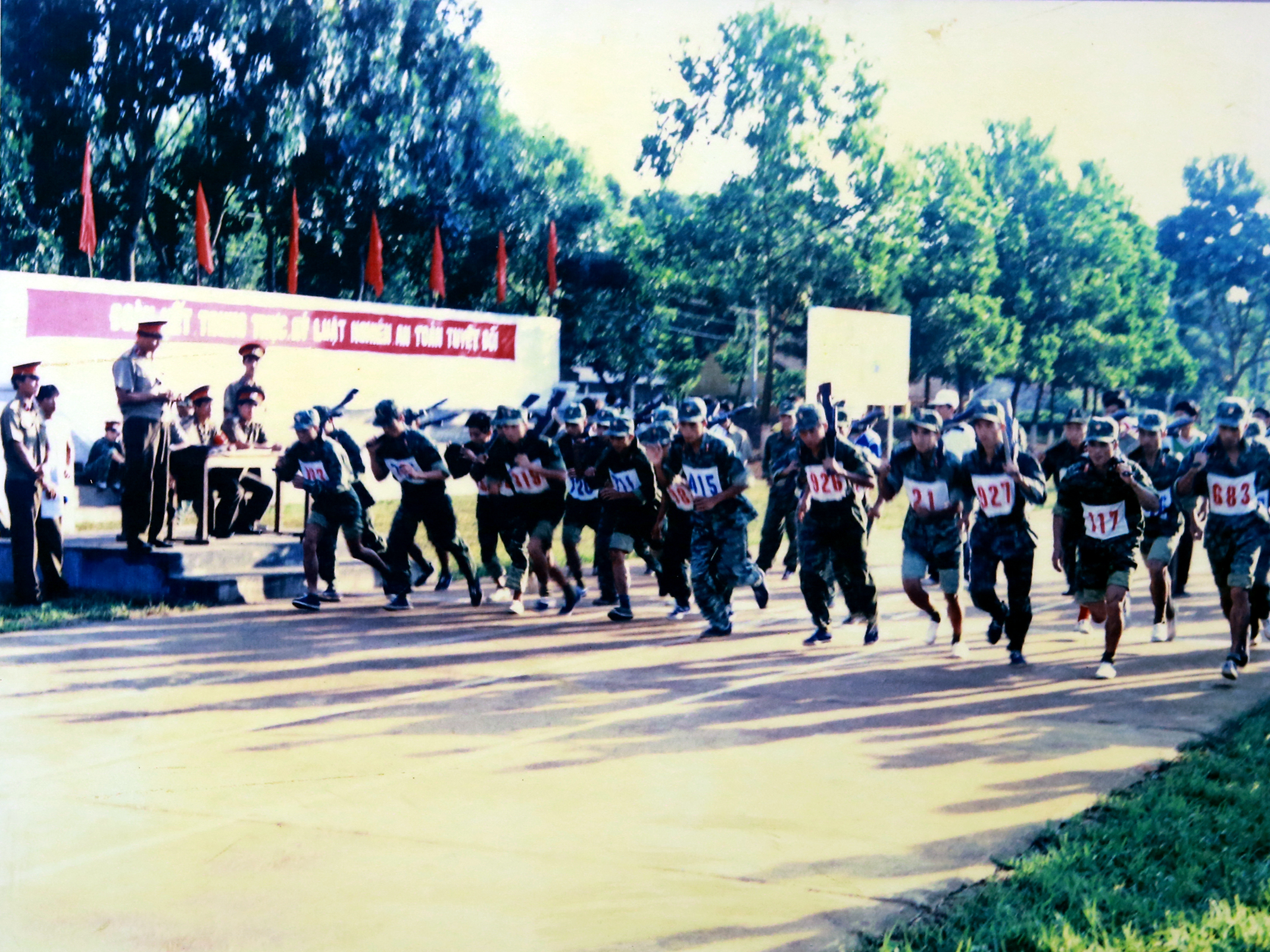 "Chạy tiếp sức 3000m"  một trong những môn thi có nhiều cán bộ, chiến sĩ tham gia đông nhất trong Hội thao quốc phòng do Binh chủng Thông tin liên lạc tổ chức, năm 1997