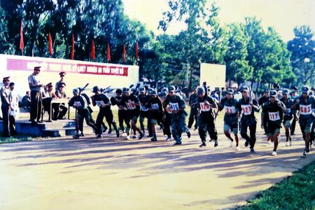 "Chạy tiếp sức 3000m"  một trong những môn thi có nhiều cán bộ, chiến sĩ tham gia đông nhất trong Hội thao quốc phòng do Binh chủng Thông tin liên lạc tổ chức, năm 1997