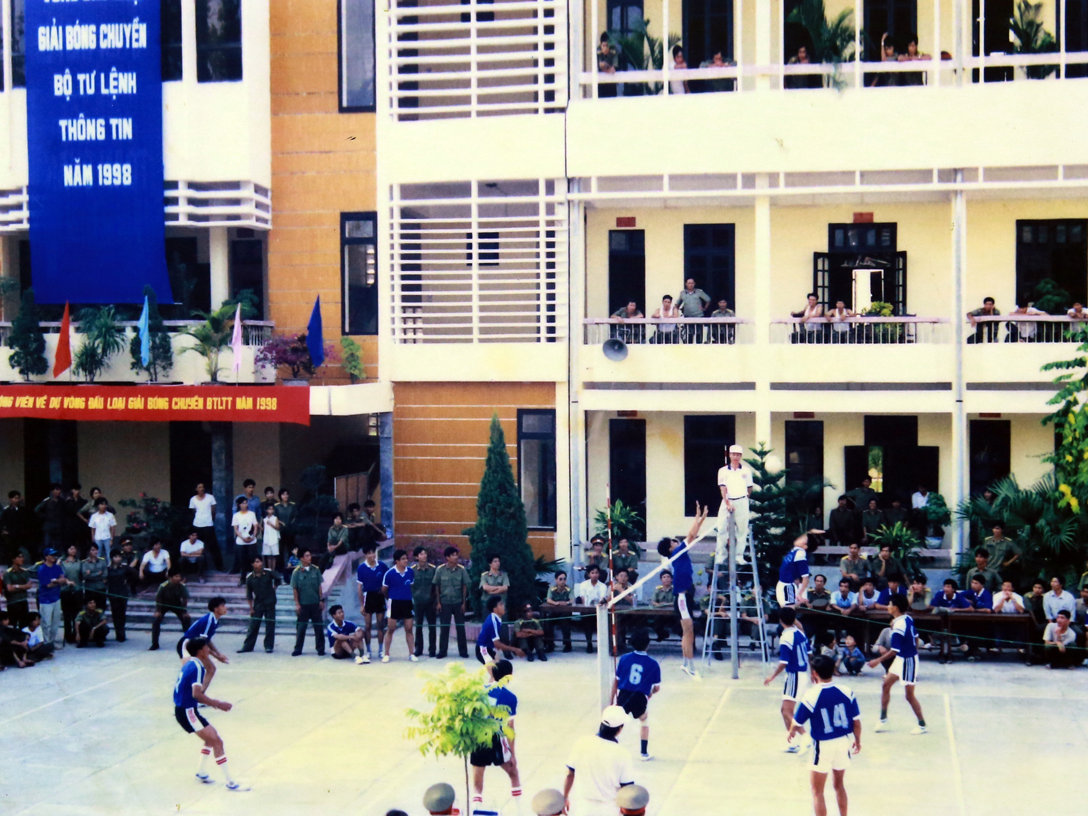 Một pha tranh bóng giữa hai đội Lữ đoàn 596 và Lữ đoàn 614 tại giải bóng chuyền do Bộ Tư lệnh Thông tin liên lạc tổ chức, năm 1998
