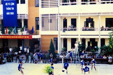Một pha tranh bóng giữa hai đội Lữ đoàn 596 và Lữ đoàn 614 tại giải bóng chuyền do Bộ Tư lệnh Thông tin liên lạc tổ chức, năm 1998