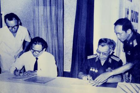 Thiếu tướng Nguyễn Diệp, Tư lệnh Binh chủng  ký kết bàn giao tuyến viễn thông Hà Nội - Đà Nẵng sang Tổng cục Bưu điện, năm 1989