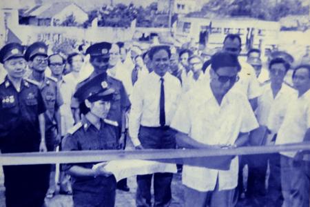 Đồng chí Đồng Sỹ Nguyên, Ủy viên Bộ Chính trị cắt băng khánh thành tuyến viễn thông Hà Nội - Đà Nẵng, ngày 09/9/1989