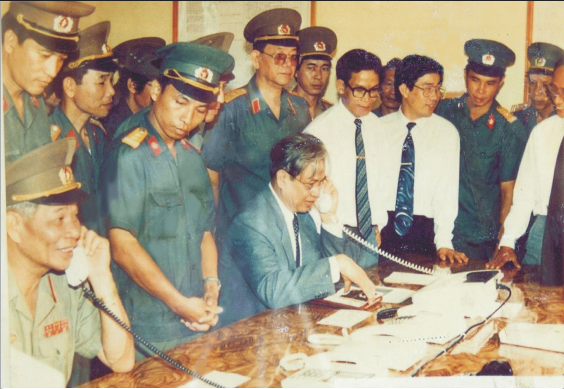 Thượng tướng Đào Đình Luyện, Tổng Tham mưu trưởng  và đồng chí Đặng Văn Thân, Tổng Cục trưởng Tổng cục Bưu điện  dự khánh thành Tổng đài điện tử ALCATEL 100E10  tại thành Hoàng Diệu, Hà Nội, ngày 01/9/1993