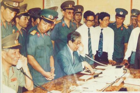 Thượng tướng Đào Đình Luyện, Tổng Tham mưu trưởng  và đồng chí Đặng Văn Thân, Tổng Cục trưởng Tổng cục Bưu điện  dự khánh thành Tổng đài điện tử ALCATEL 100E10  tại thành Hoàng Diệu, Hà Nội, ngày 01/9/1993