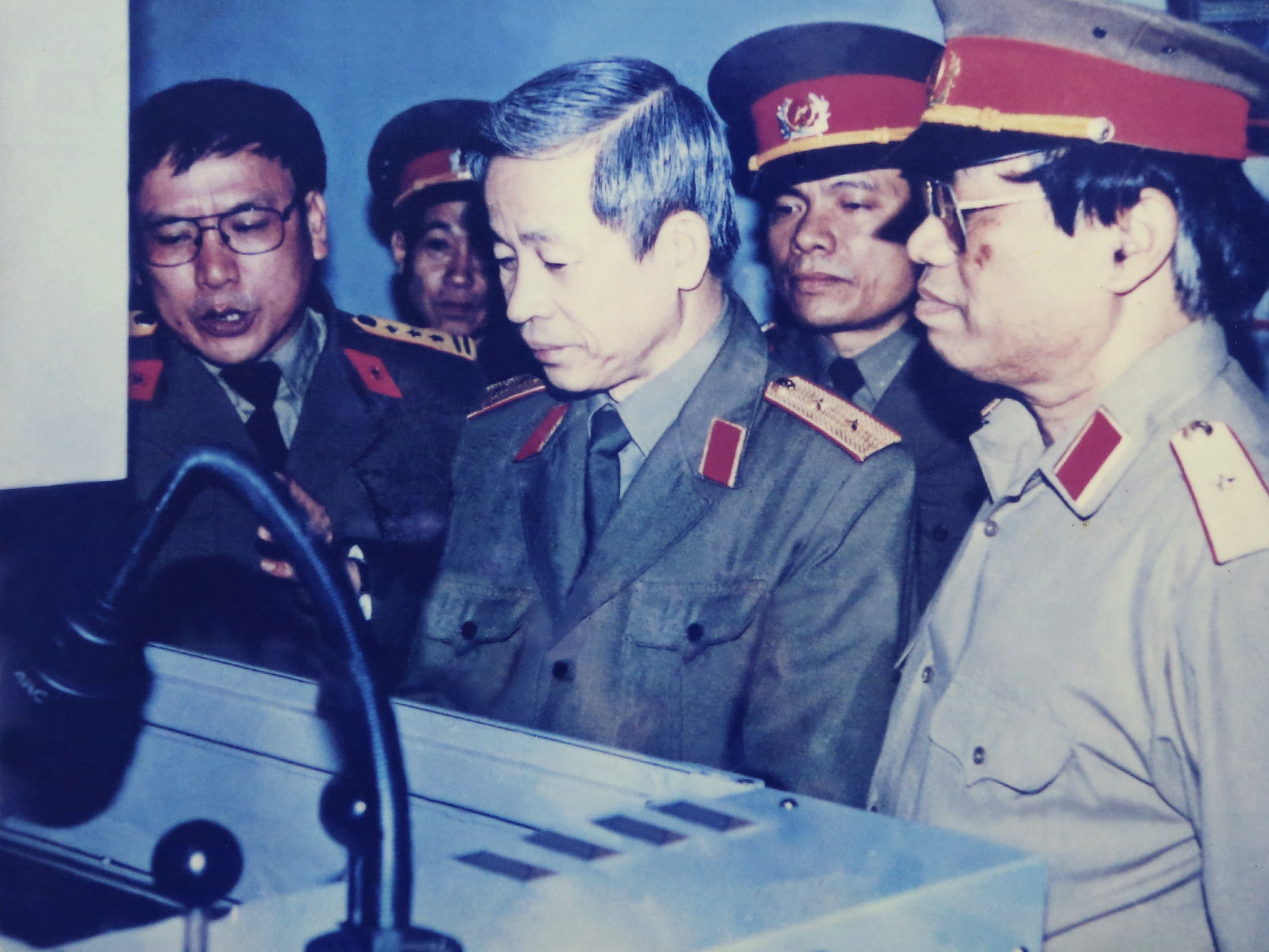 Trung tướng Phạm Thanh Ngân, Chủ nhiệm Tổng cục Chính trị thăm Nhà máy Thông tin M1, tháng 3/1999