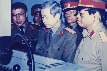 Trung tướng Phạm Thanh Ngân, Chủ nhiệm Tổng cục Chính trị thăm Nhà máy Thông tin M1, tháng 3/1999