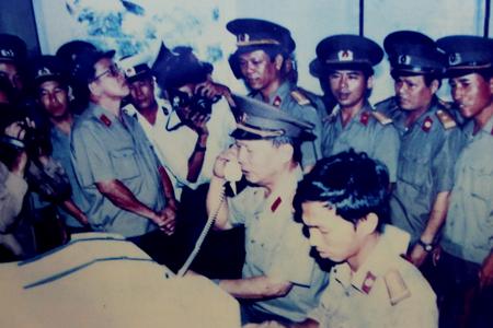 Trung tướng Phan Hoan, Tư lệnh Quân khu 5 kiểm tra chất lượng phòng máy tính tổng đài kỹ thuật số, ngày 19/8/1995