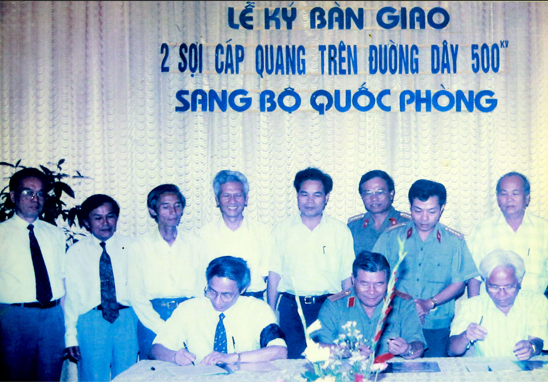 Các đồng chí đại diện cho ngành điện lực Việt Nam và Bộ Quốc phòng ký biên bản bàn giao 02 sợi cáp quang trên đường dây 500kV, ngày 08/8/1997