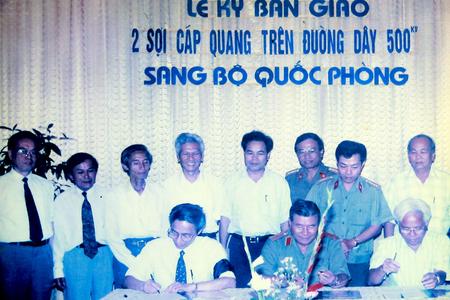 Các đồng chí đại diện cho ngành điện lực Việt Nam và Bộ Quốc phòng ký biên bản bàn giao 02 sợi cáp quang trên đường dây 500kV, ngày 08/8/1997