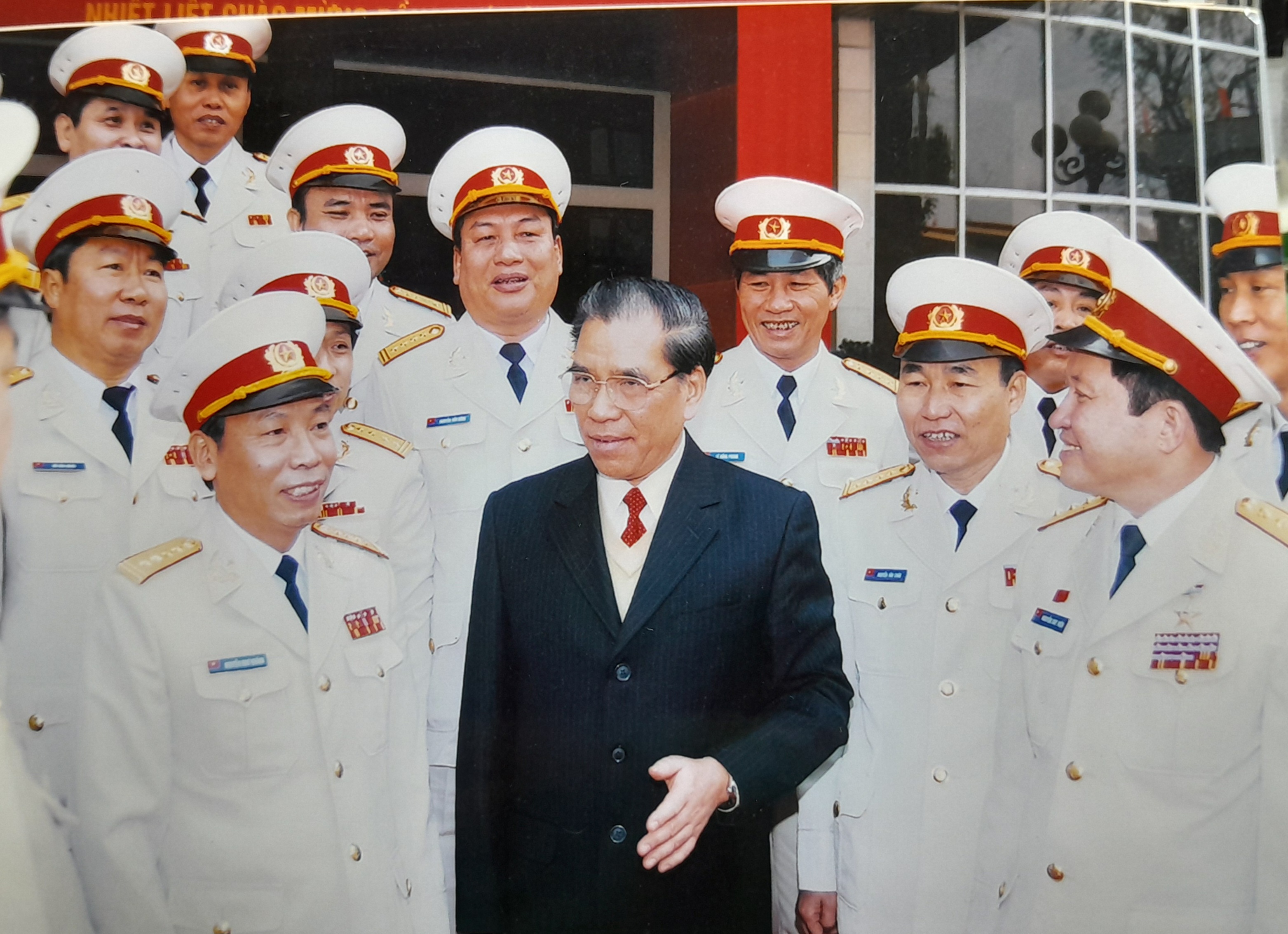 Đồng chí Nông Đức Mạnh, Tổng Bí thư Đảng Ban Chấp Hành Trung ương Cộng sản Việt Nam thăm cán bộ, chiến sĩ Binh chủng Thông tin, năm 2006