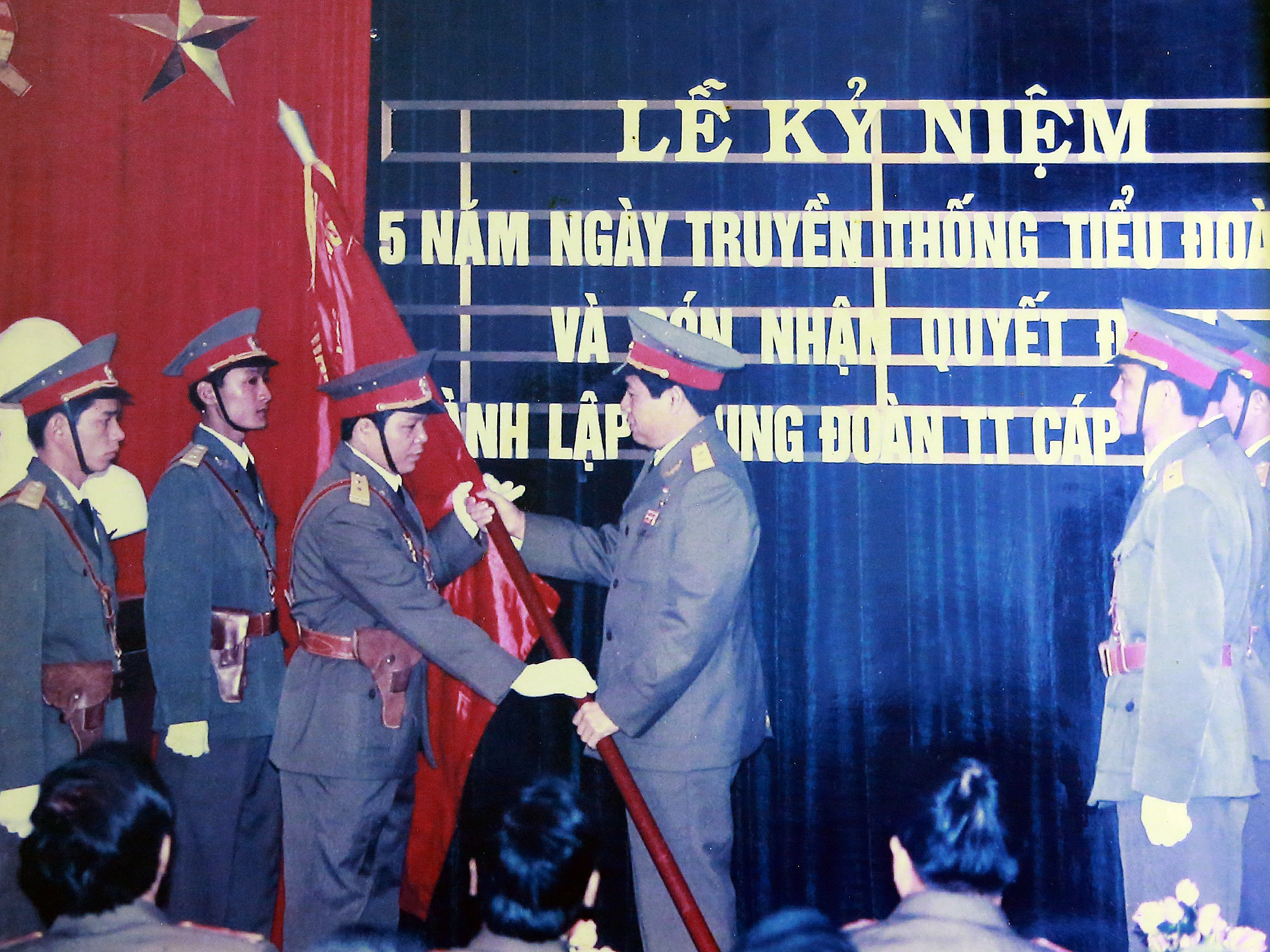 Trung tướng Phùng Quang Thanh, Tổng Tham mưu trưởng Quân Đội Nhân dân Việt Nam trao Quân kỳ Quyết thắng tặng Trung đoàn 132 tại Lễ kỷ niệm 5 năm Ngày truyền thống Tiểu đoàn 132 và đón nhận Quyết định thành lập Trung đoàn Thông tin Cáp quang 132, tháng 01/2002