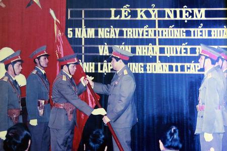 Trung tướng Phùng Quang Thanh, Tổng Tham mưu trưởng Quân Đội Nhân dân Việt Nam trao Quân kỳ Quyết thắng tặng Trung đoàn 132 tại Lễ kỷ niệm 5 năm Ngày truyền thống Tiểu đoàn 132 và đón nhận Quyết định thành lập Trung đoàn Thông tin Cáp quang 132, tháng 01/2002