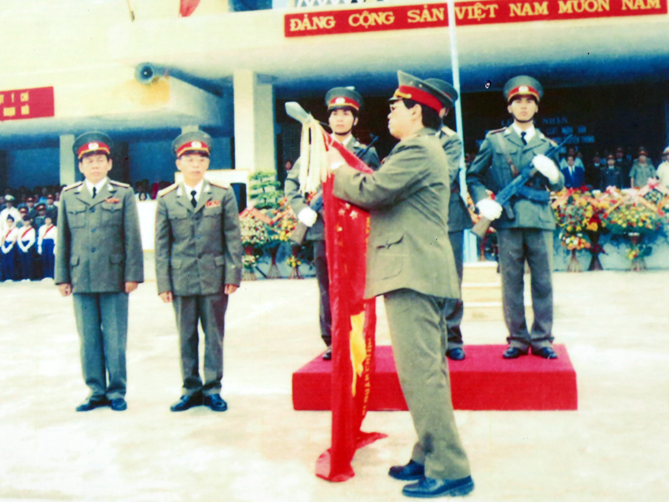 Thừa ủy quyền Chủ tịch nước, Thiếu tướng Hồ Tri Liêm, Tư lệnh Binh chủng gắn danh hiệu “Anh hùng lực lượng vũ trang nhân dân” lên Quân kỳ Quyết thắng của Trường Sĩ quan Chỉ huy Kỹ thuật Thông tin, ngày 02/11/2001