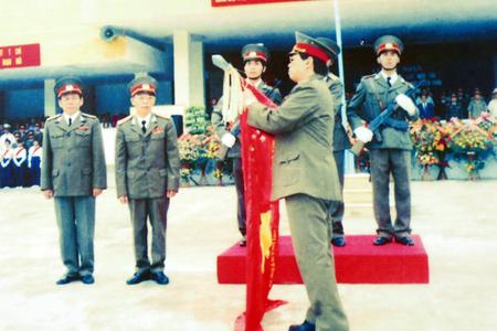 Thừa ủy quyền Chủ tịch nước, Thiếu tướng Hồ Tri Liêm, Tư lệnh Binh chủng gắn danh hiệu “Anh hùng lực lượng vũ trang nhân dân” lên Quân kỳ Quyết thắng của Trường Sĩ quan Chỉ huy Kỹ thuật Thông tin, ngày 02/11/2001