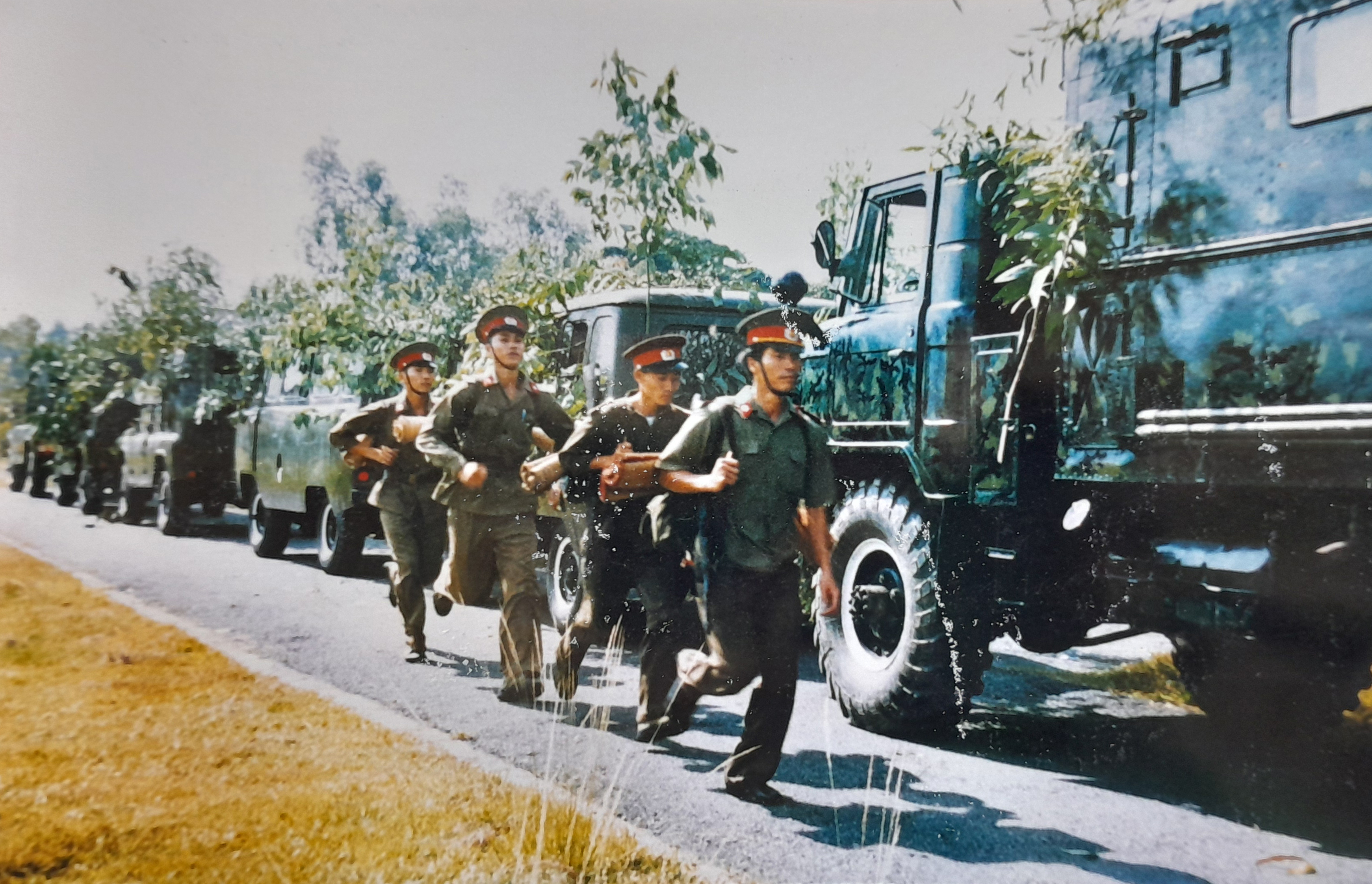 Luyện tập bảo đảm thông tin liên lạc trên xe cơ động phòng chống lụt bão tại Tiểu đoàn 36, Lữ đoàn 596, năm 2005