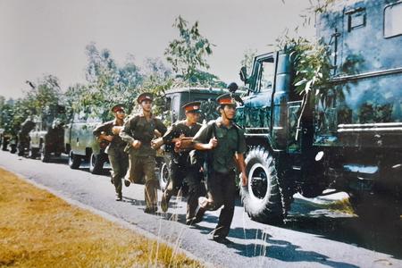 Luyện tập bảo đảm thông tin liên lạc trên xe cơ động phòng chống lụt bão tại Tiểu đoàn 36, Lữ đoàn 596, năm 2005