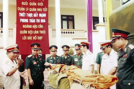 Thiếu tướng Đỗ Năng Tĩnh, Phó Chủ nhiệm Tổng cục Hậu cần kiểm tra vật chất hậu cần dã ngoại tại Lữ đoàn 205, năm 2010