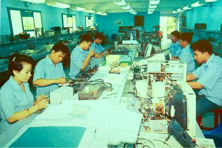 Dây chuyền sản xuất trang thiết bị thông tin tại Công ty Thông tin điện tử Z755