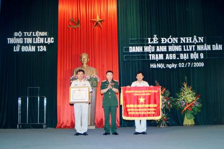 Thừa ủy quyền của Chủ tịch nước Cộng hòa XHCN Việt Nam,  Thiếu tướng Nguyễn Văn Châu, Chính ủy Binh chủng trao danh hiệu  “Anh hùng lực lượng vũ trang nhân dân” cho Trạm A69, Đại đội 9, Lữ đoàn 134, ngày 02/7/2009