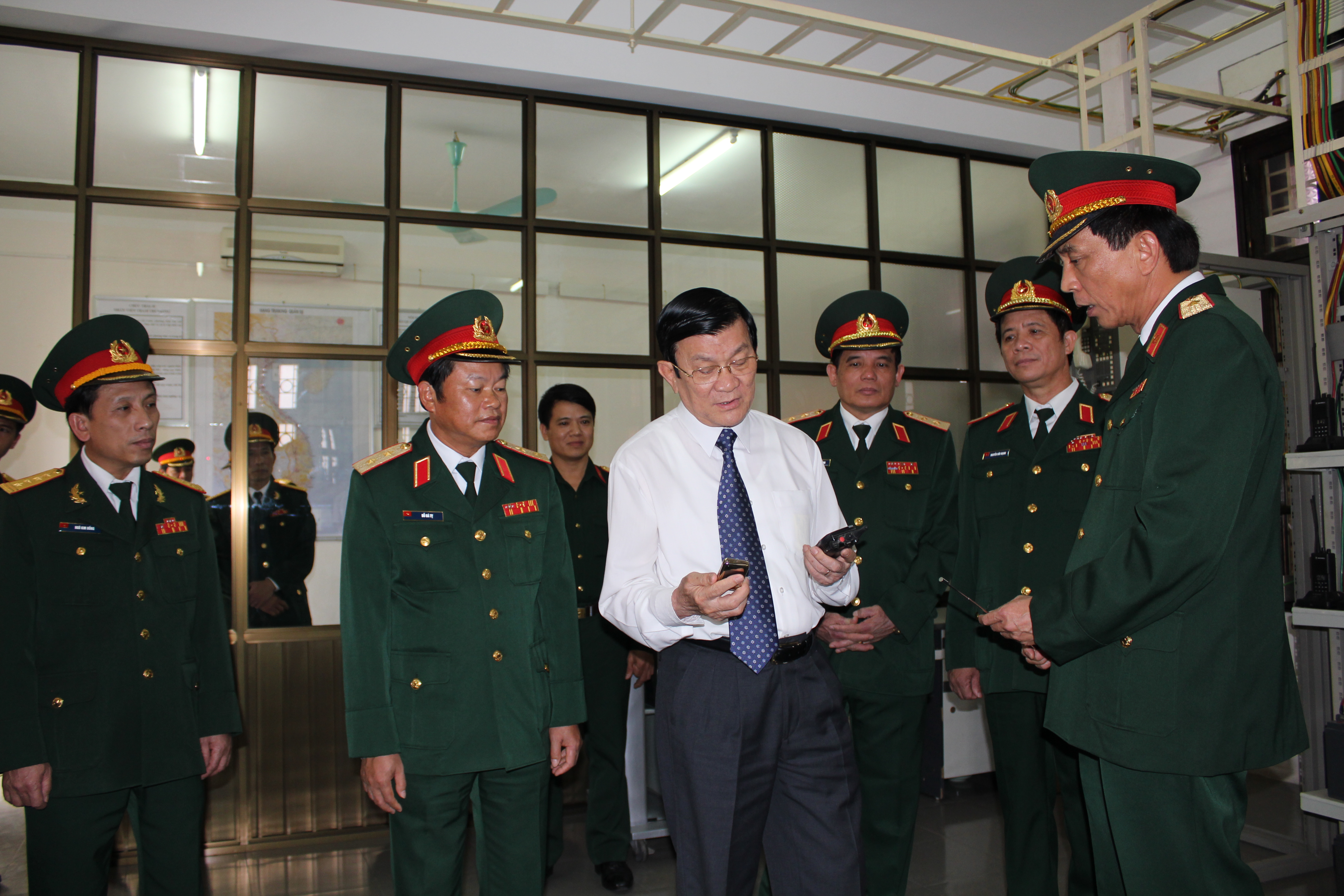 Đồng chí Trương Tấn Sang, Chủ tịch nước Cộng hòa Xã Hội Chủ Nghĩa Việt Nam kiểm tra thiết bị thông tin liên lạc của Binh chủng, tháng 10/2011