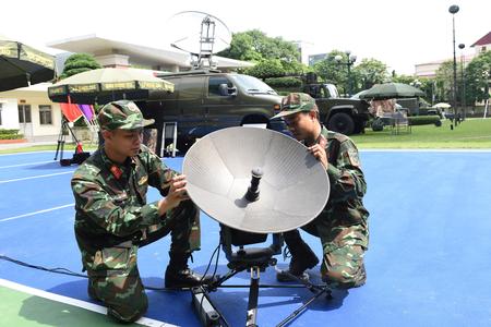 Cán bộ, chiến sĩ Lữ đoàn 205 tích cực khai thác, làm chủ khí tài VSAT mang vác