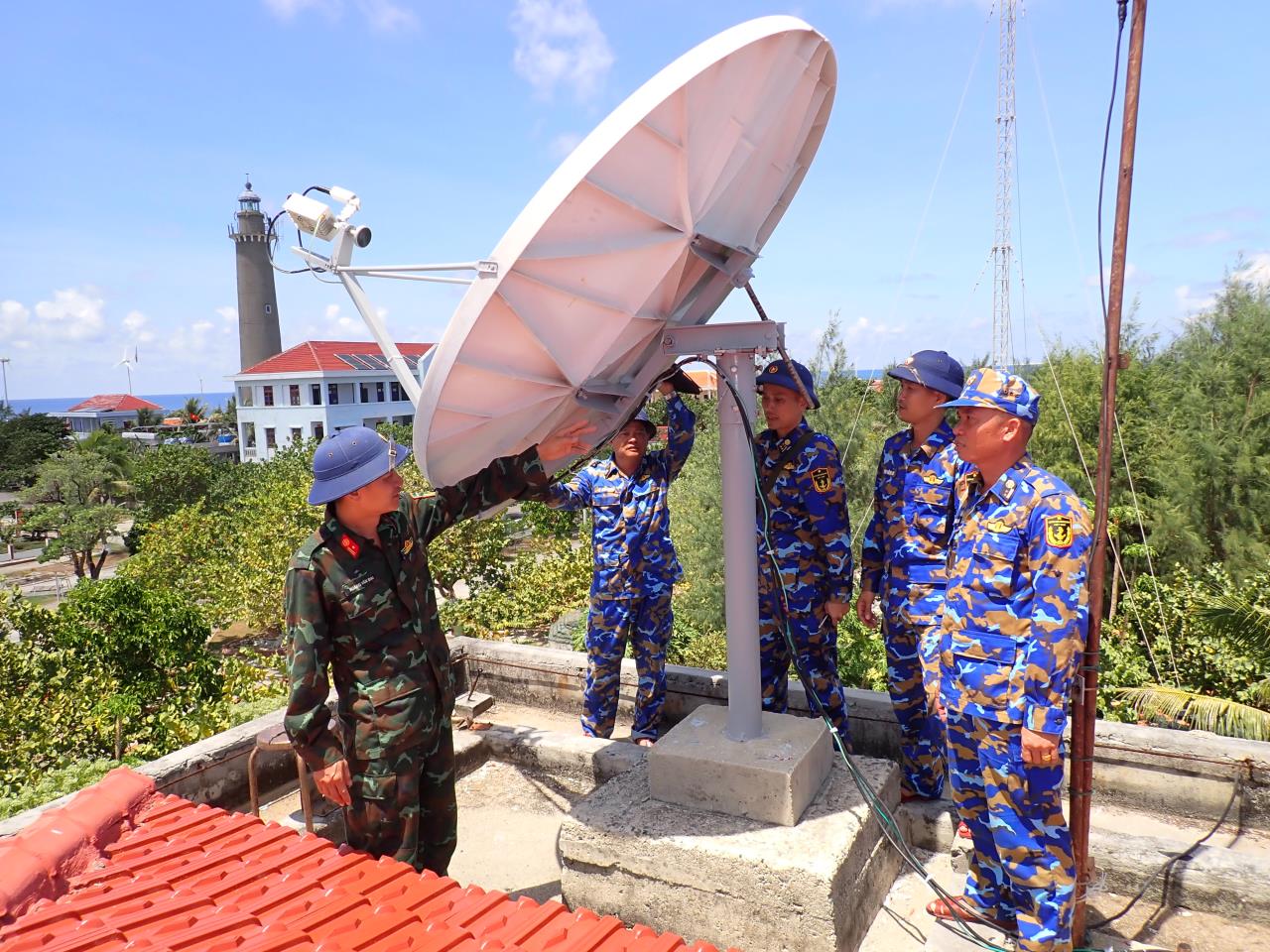 Lữ đoàn 132 hỗ trợ triển khai các Trạm thông tin kỹ thuật số trên quần đảo Trường Sa, năm 2024