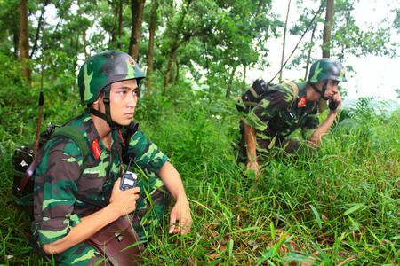Cán bộ, chiến sĩ Binh chủng Thông tin liên lạc huấn luyện thực hành Tổ đài thông tin cơ động tinh nhuệ, hiện đại
