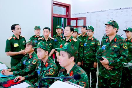 Đại tướng Nguyễn Tân Cương, Tổng Tham mưu trưởng Quân đội Nhân dân Việt Nam, kiểm tra công tác bảo đảm thông tin liên lạc, truyền hình phục vụ Diễn tập QC-24, tháng 10/2024