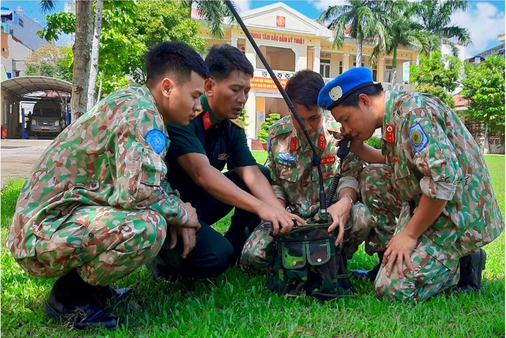 Lữ đoàn 596 huấn luyện khai thác, sử dụng máy Vô tuyến điện scn VRU-812/S cho cán bộ, nhân viên Bệnh viện Dã chiến cấp 2 số 3 (thuộc Bệnh viện Quân y 175) làm nhiệm vụ Gìn giữ hòa bình tại Nam Xu-đăng