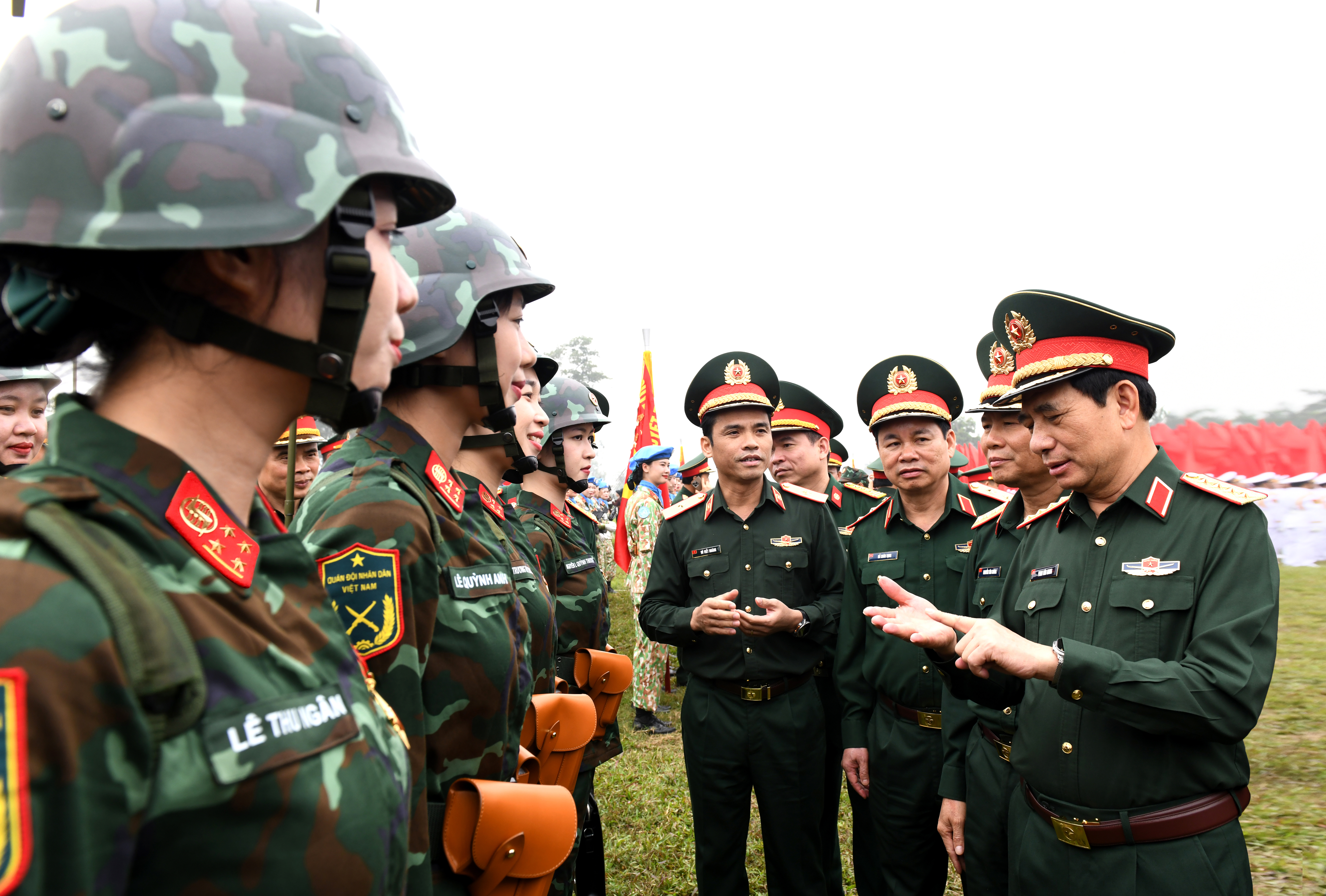 Đại tướng Phan Văn Giang, Bộ trưởng Bộ Quốc phòng thăm, động viên cán bộ, chiến sĩ tham gia Khối nữ Sĩ quan Thông tin tại Trung tâm Huấn luyện Quân sự Quốc gia 4, ngày 25/3/2025