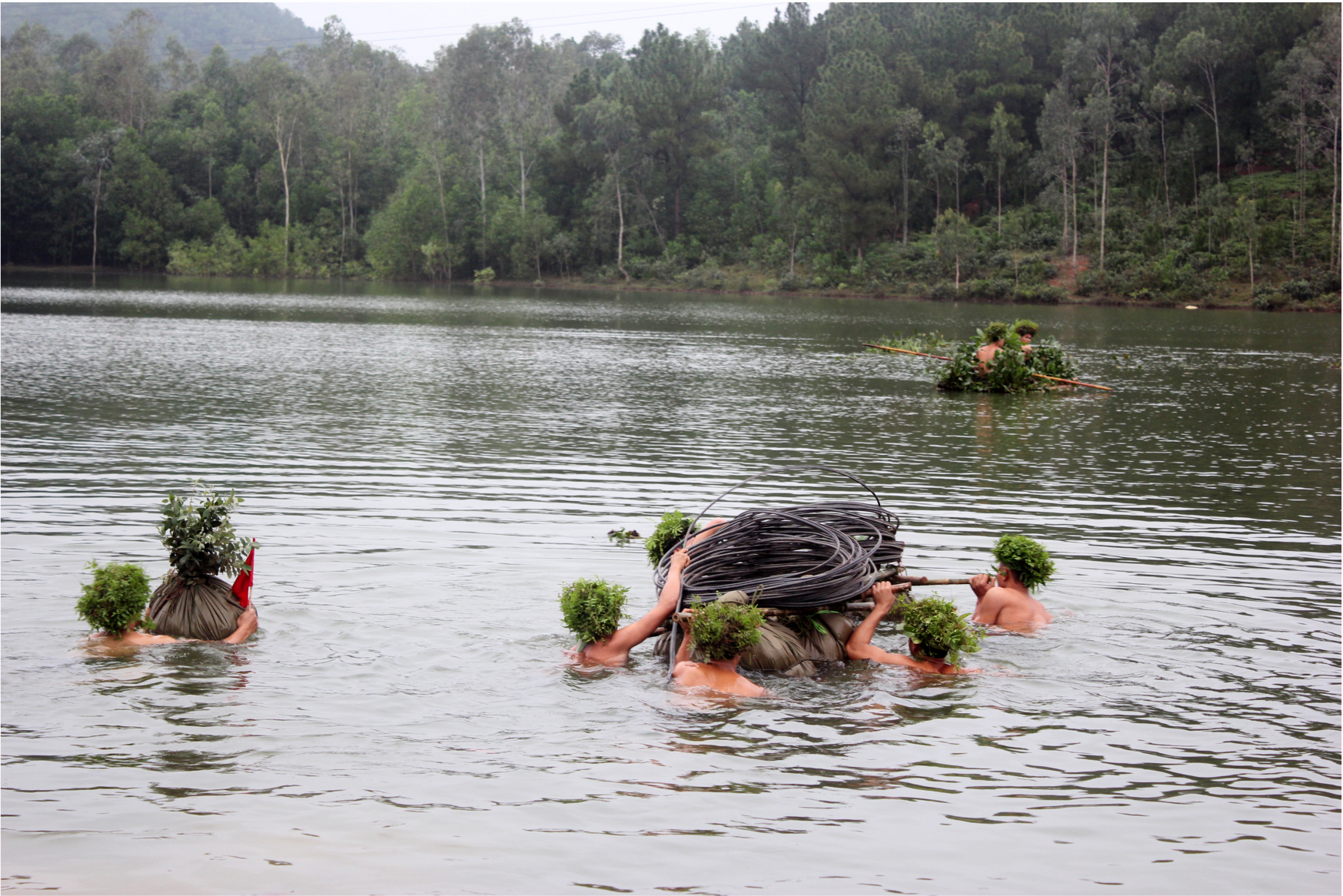 Lữ đoàn Thông tin 80, Quân khu 4 huấn luyện triển khai cáp đồng vượt sông